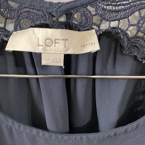 LOFT summer grey short sleeve top. S-size petite. W17, L22. 100% polyester. - Picture 3 of 5